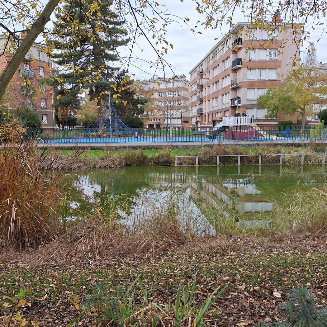 Robert-Auzelle pondside playground 1
